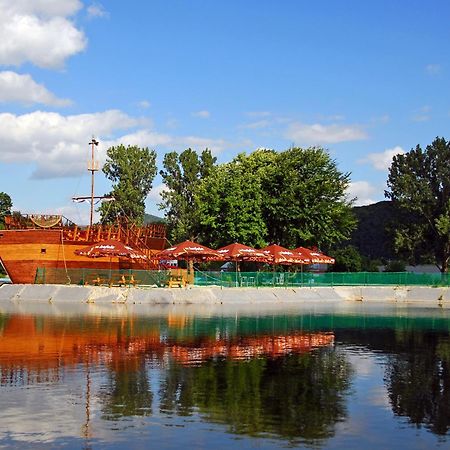 Hotel Dixon So Vstupom Do Bazena A Virivky Zdarma - Free Entrance To Pool And Jacuzzi Included Banska Bystrica Bagian luar foto