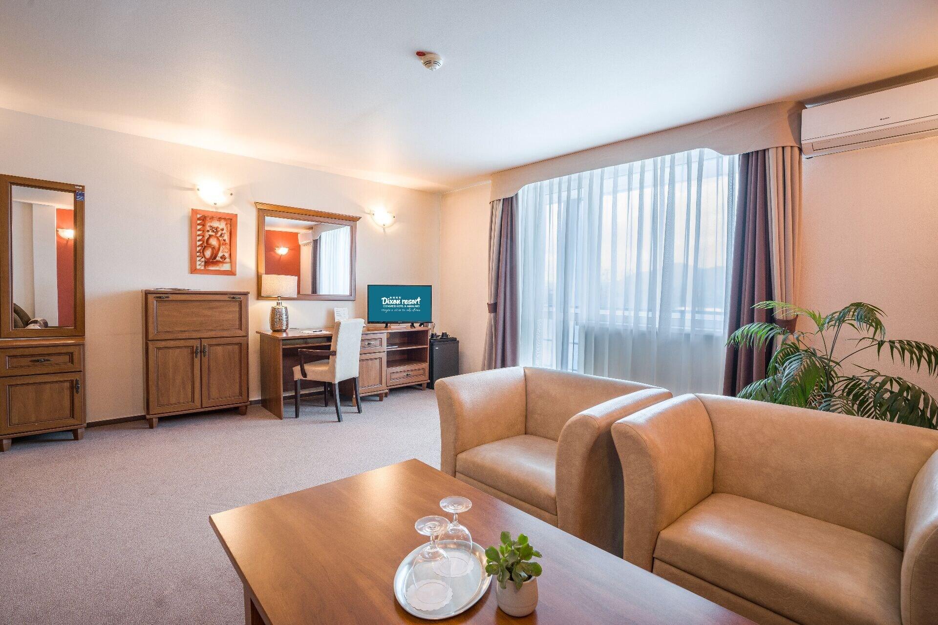 Hotel Dixon So Vstupom Do Bazena A Virivky Zdarma - Free Entrance To Pool And Jacuzzi Included Banska Bystrica Bagian luar foto
