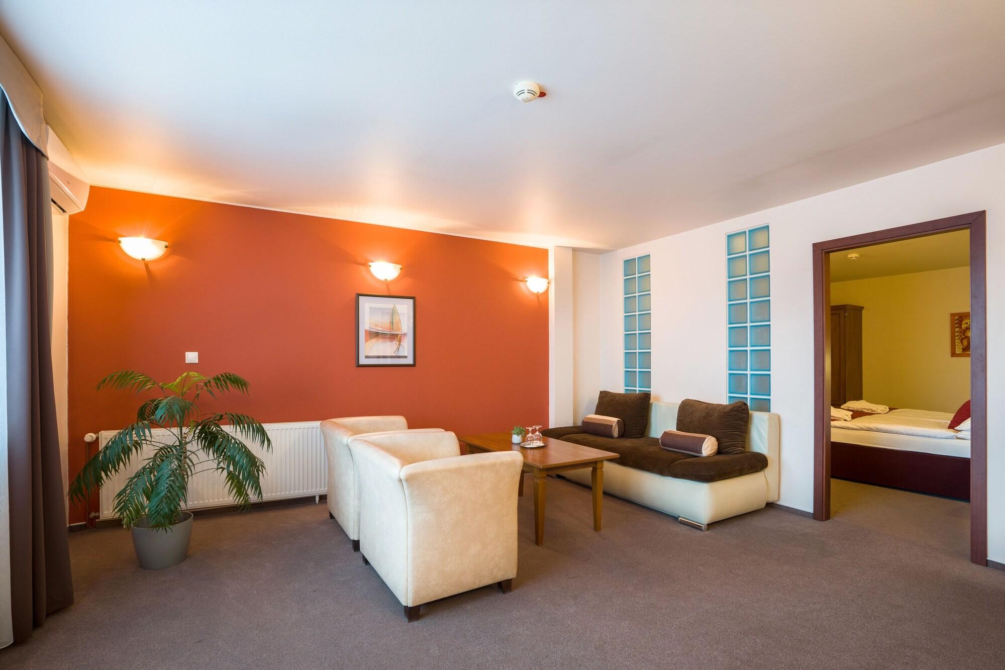 Hotel Dixon So Vstupom Do Bazena A Virivky Zdarma - Free Entrance To Pool And Jacuzzi Included Banska Bystrica Bagian luar foto