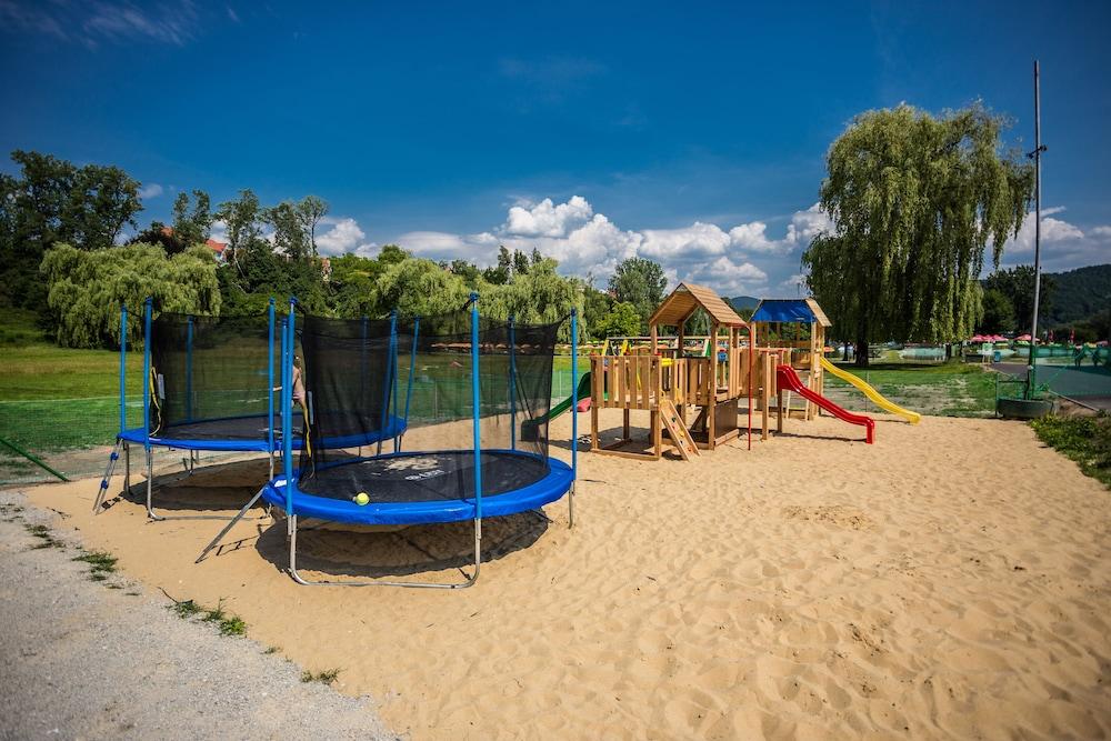 Hotel Dixon So Vstupom Do Bazena A Virivky Zdarma - Free Entrance To Pool And Jacuzzi Included Banska Bystrica Bagian luar foto