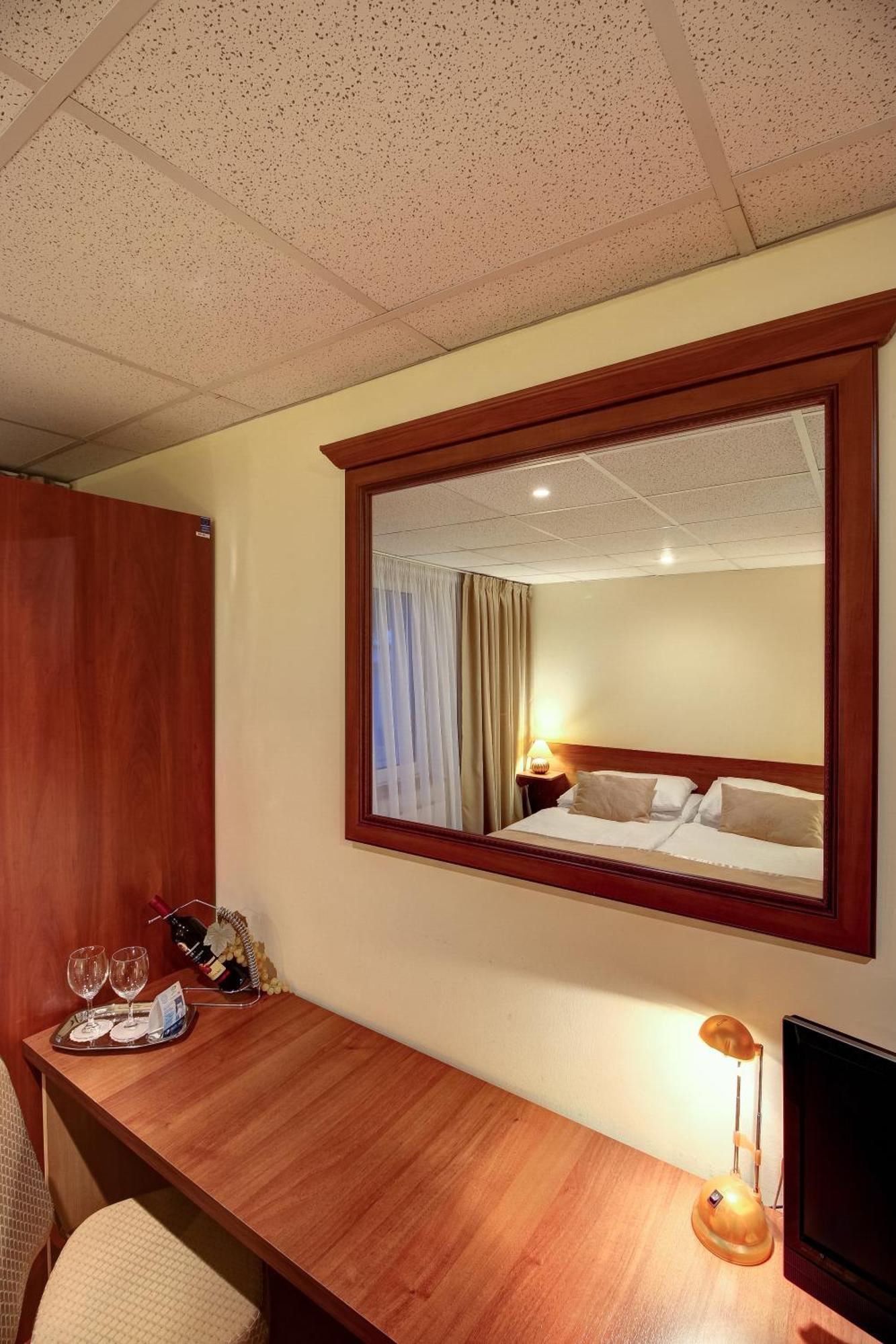 Hotel Dixon So Vstupom Do Bazena A Virivky Zdarma - Free Entrance To Pool And Jacuzzi Included Banska Bystrica Bagian luar foto