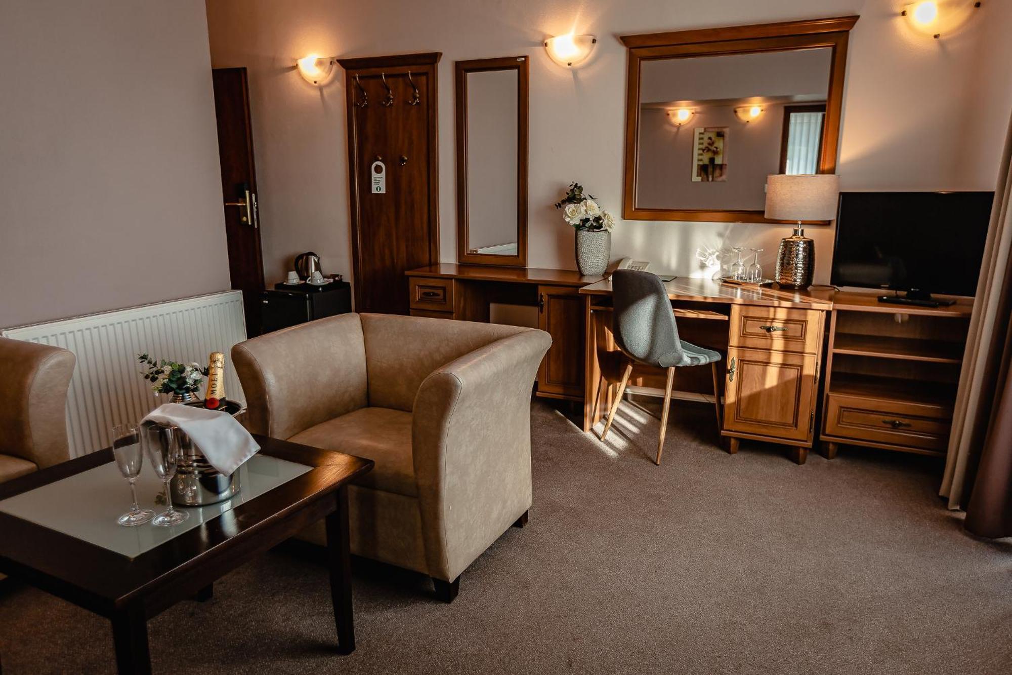 Hotel Dixon So Vstupom Do Bazena A Virivky Zdarma - Free Entrance To Pool And Jacuzzi Included Banska Bystrica Bagian luar foto