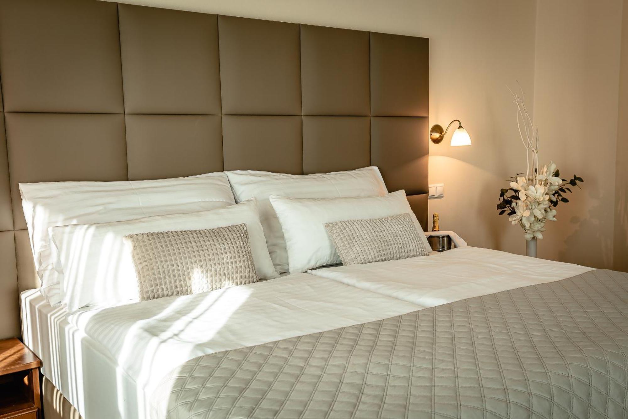 Hotel Dixon So Vstupom Do Bazena A Virivky Zdarma - Free Entrance To Pool And Jacuzzi Included Banska Bystrica Bagian luar foto