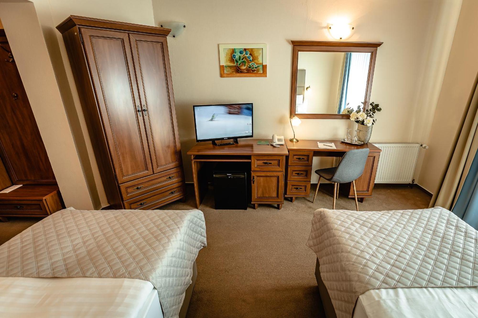 Hotel Dixon So Vstupom Do Bazena A Virivky Zdarma - Free Entrance To Pool And Jacuzzi Included Banska Bystrica Bagian luar foto