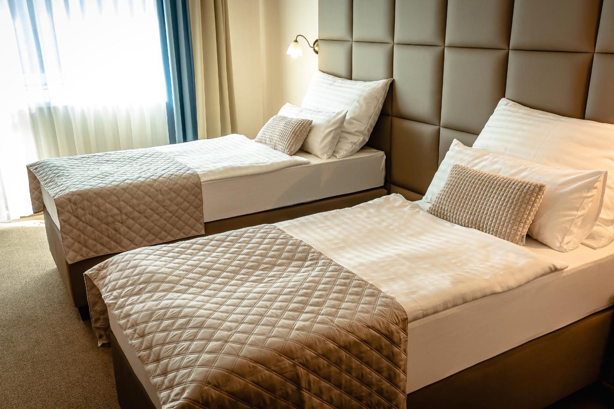 Hotel Dixon So Vstupom Do Bazena A Virivky Zdarma - Free Entrance To Pool And Jacuzzi Included Banska Bystrica Bagian luar foto