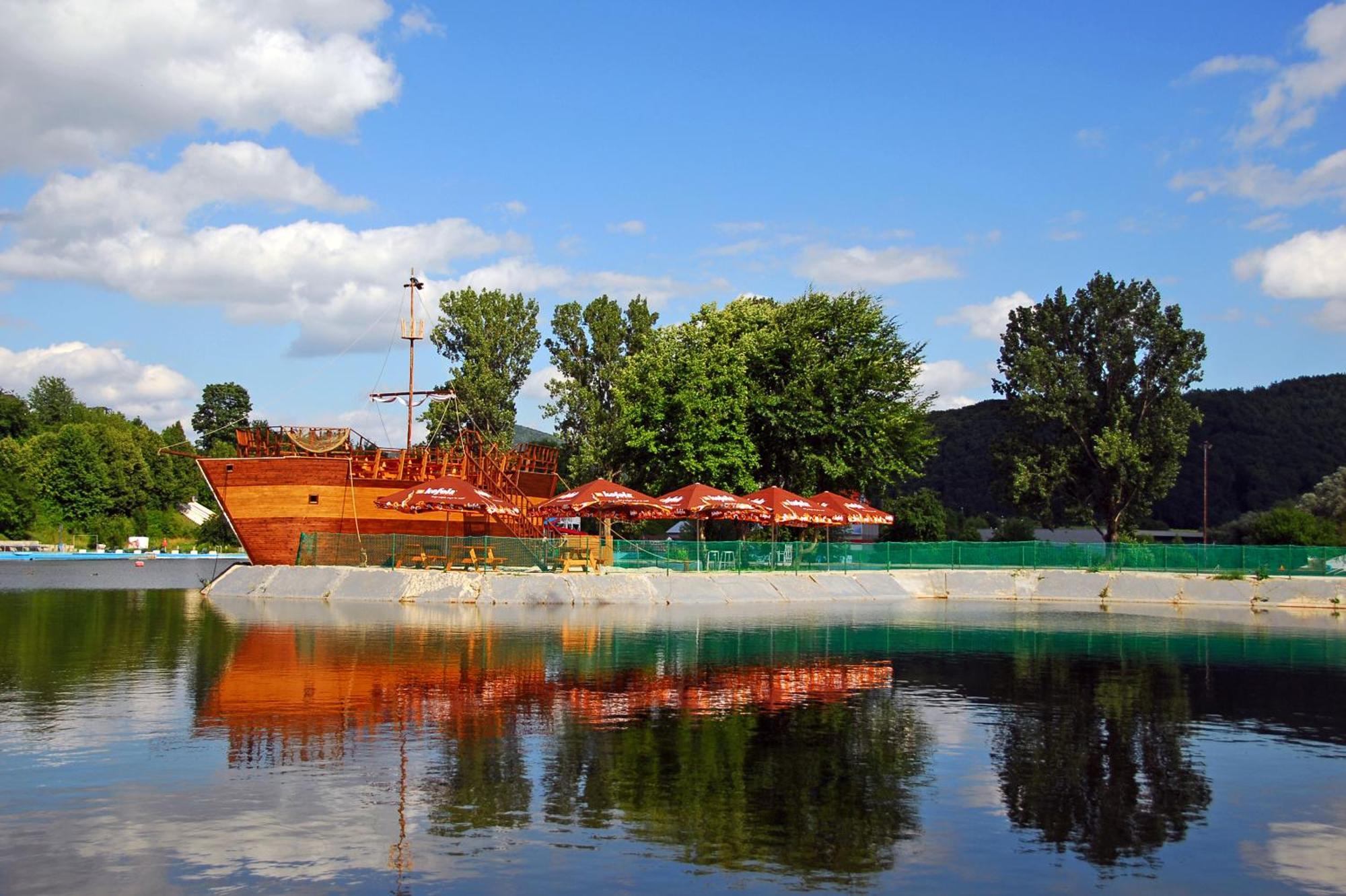 Hotel Dixon So Vstupom Do Bazena A Virivky Zdarma - Free Entrance To Pool And Jacuzzi Included Banska Bystrica Bagian luar foto