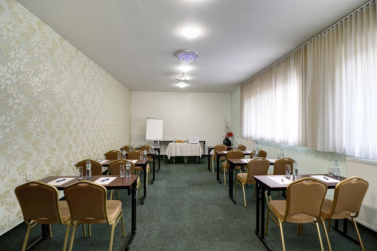 Hotel Dixon So Vstupom Do Bazena A Virivky Zdarma - Free Entrance To Pool And Jacuzzi Included Banska Bystrica Bagian luar foto