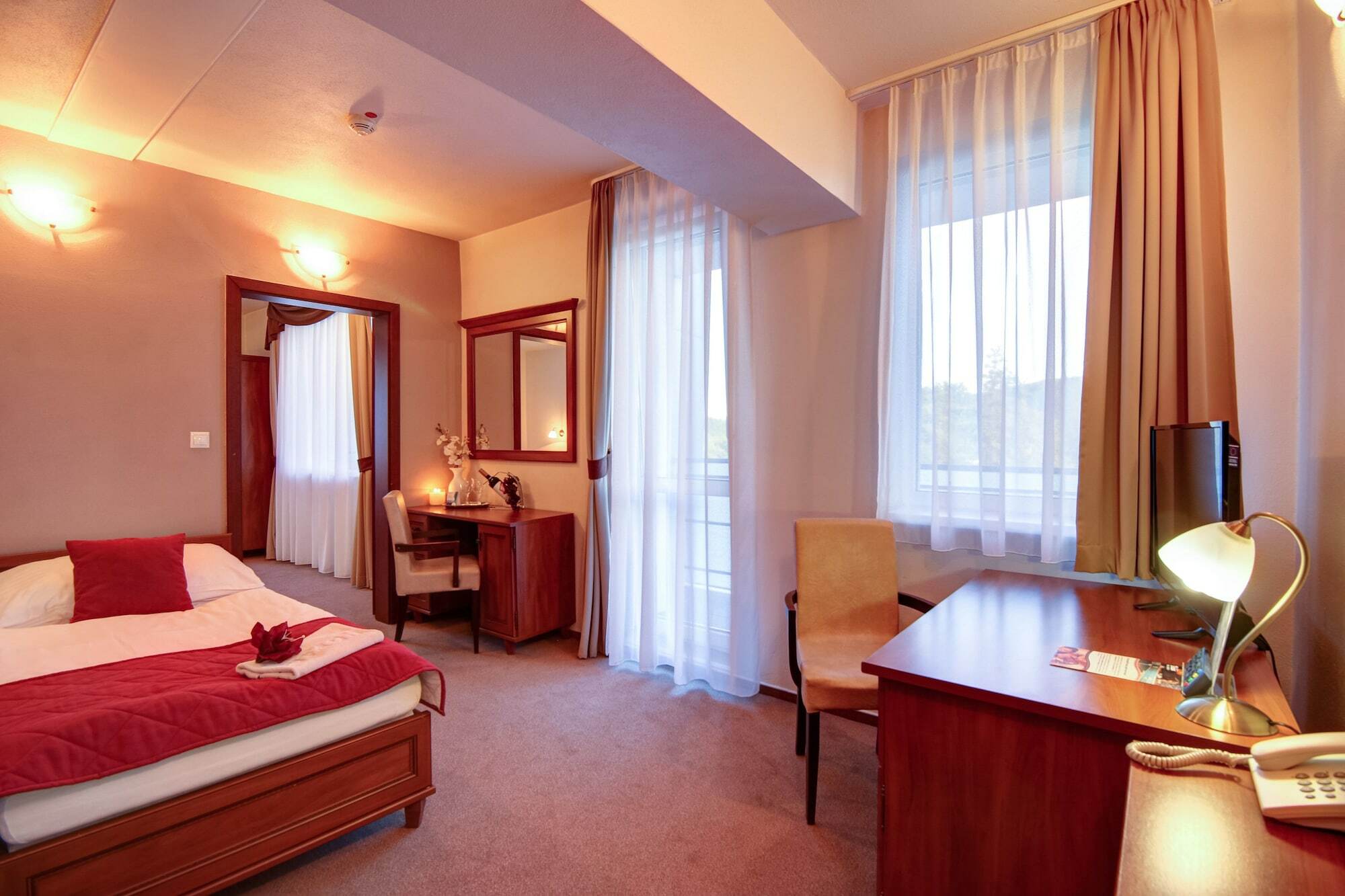 Hotel Dixon So Vstupom Do Bazena A Virivky Zdarma - Free Entrance To Pool And Jacuzzi Included Banska Bystrica Bagian luar foto