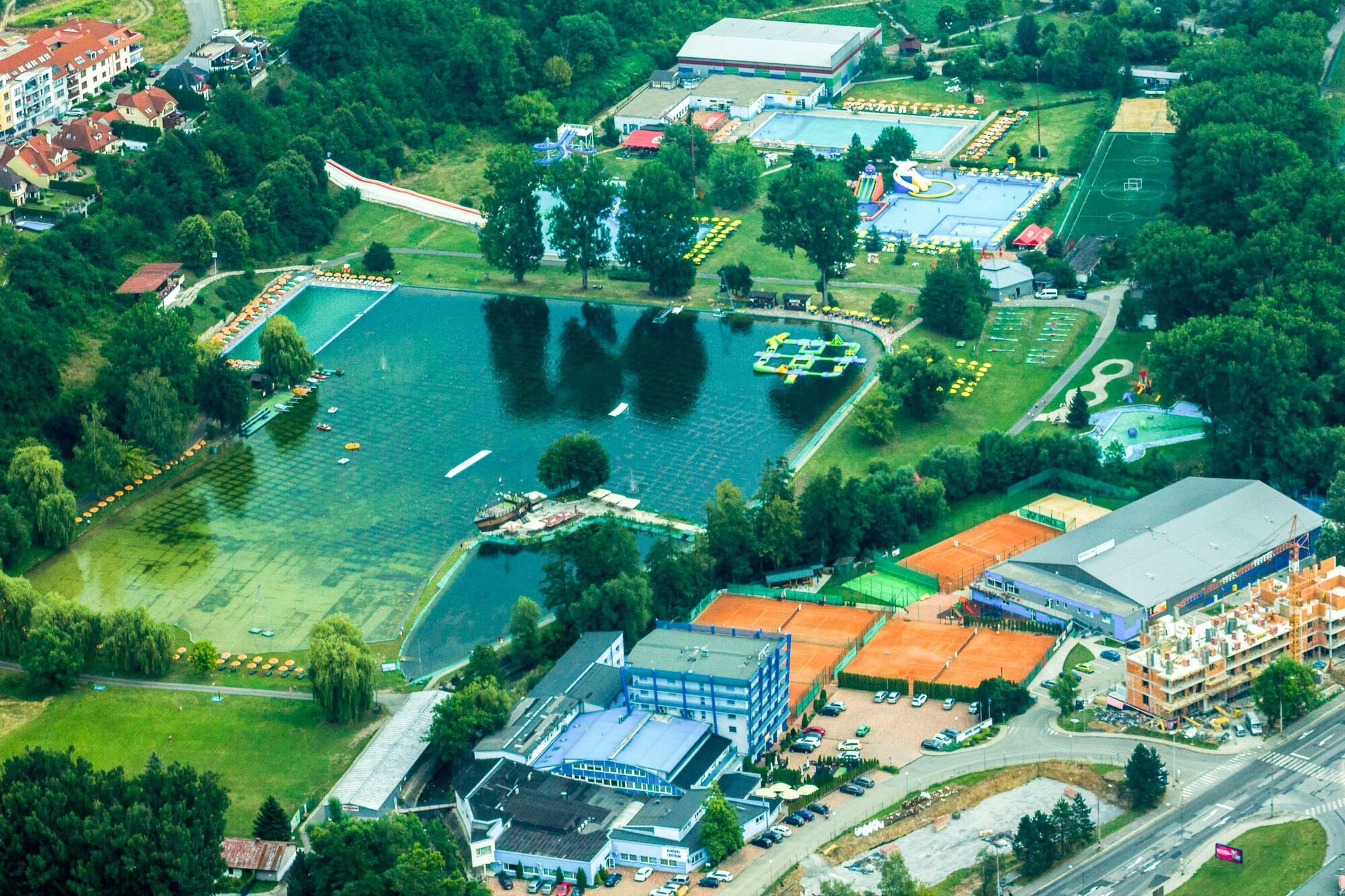 Hotel Dixon So Vstupom Do Bazena A Virivky Zdarma - Free Entrance To Pool And Jacuzzi Included Banska Bystrica Bagian luar foto