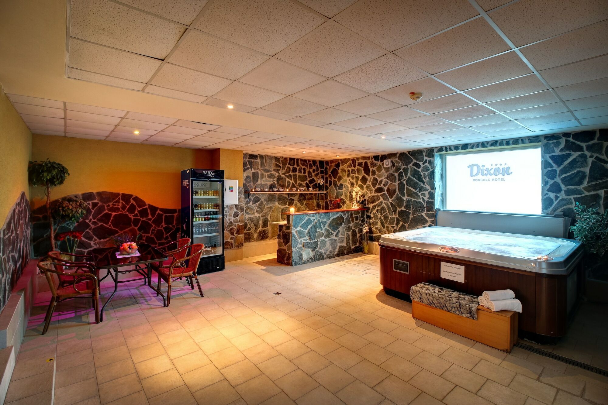 Hotel Dixon So Vstupom Do Bazena A Virivky Zdarma - Free Entrance To Pool And Jacuzzi Included Banska Bystrica Bagian luar foto
